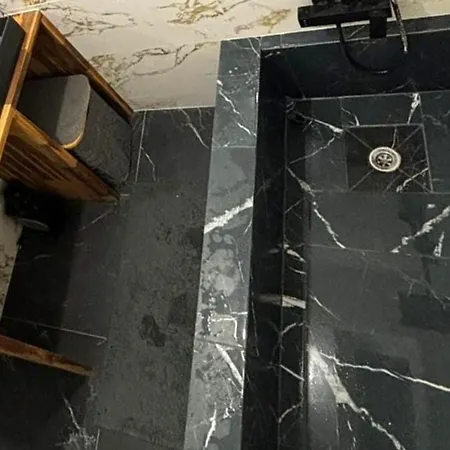 מלון Spacious House With Garden 3*