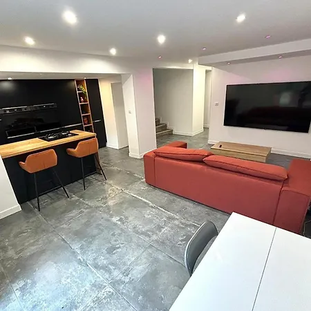 מלון Spacious House With Garden 3*