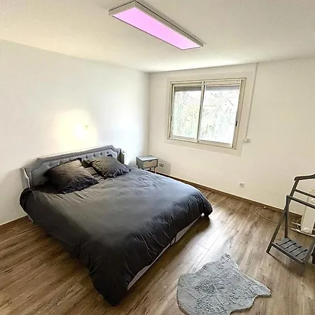 Spacious House With Garden מלון